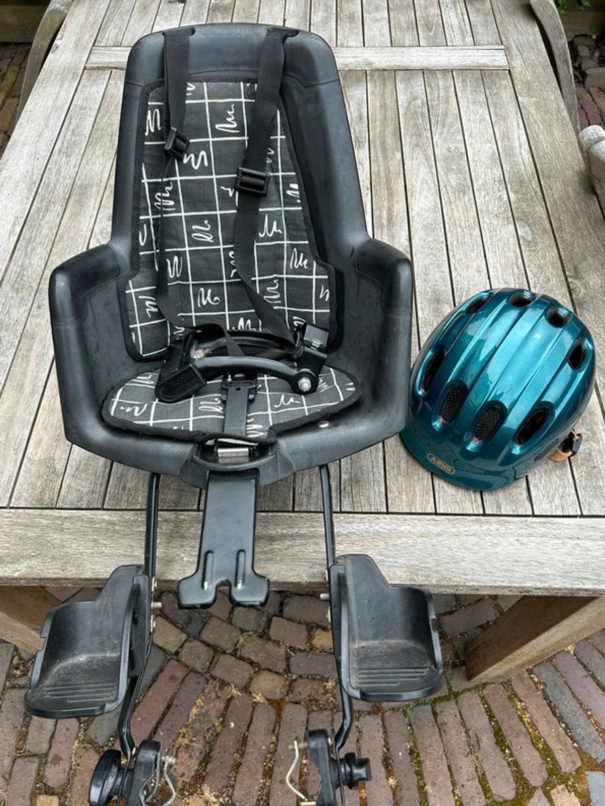 Bobike fietszitje (achter) met ABUS kinderhelm, Ophalen, Gebruikt, Voorzitje, Voetsteuntjes