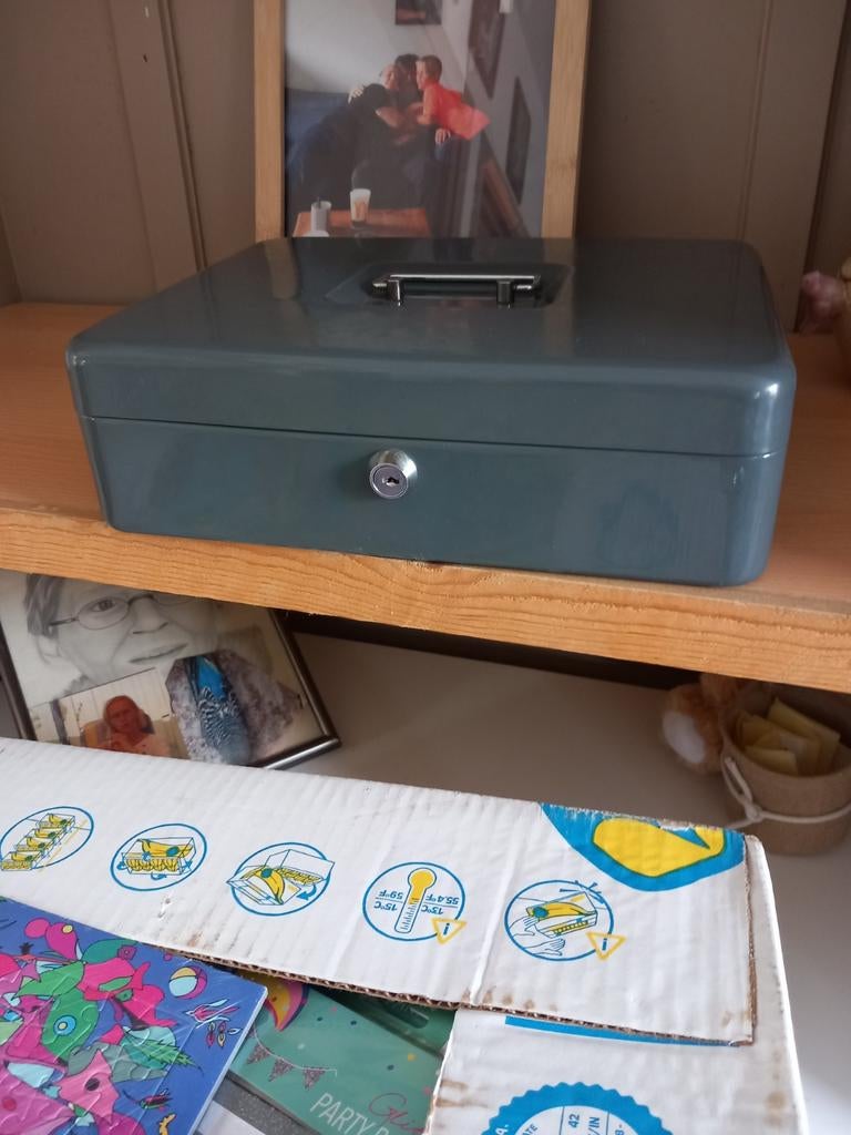 Geld kistje met sleutel, Huis en Inrichting, Woonaccessoires | Kisten, Ophalen of Verzenden, Minder dan 50 cm, Minder dan 50 cm