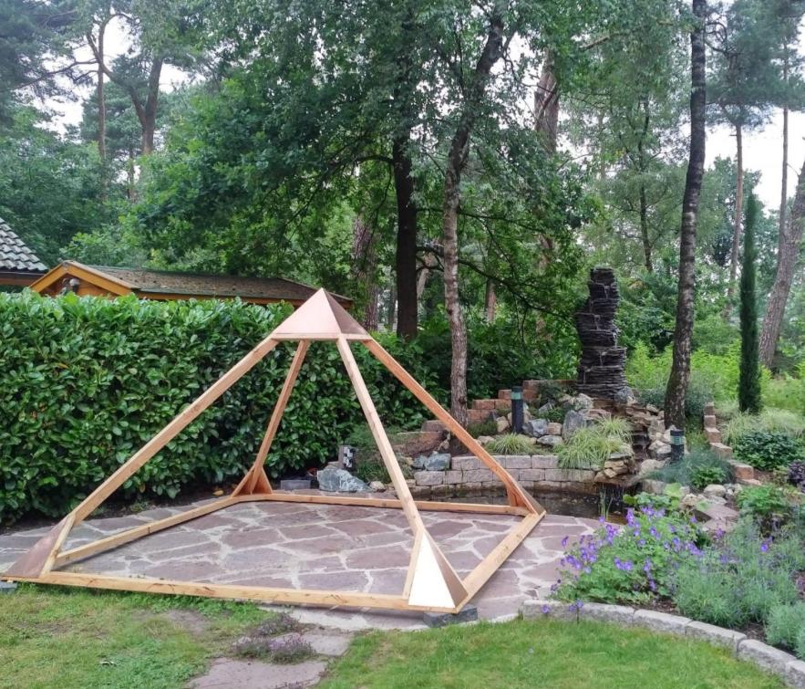 Piramide van Siemen Banga met koperen kappen, Ophalen, Zo goed als nieuw, Beige, Hout