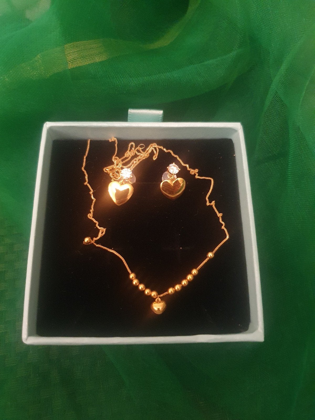 Gouden ketting en oorbellen set met hartjes en steen, Ophalen of Verzenden, Zo goed als nieuw, Met edelsteen, Goud