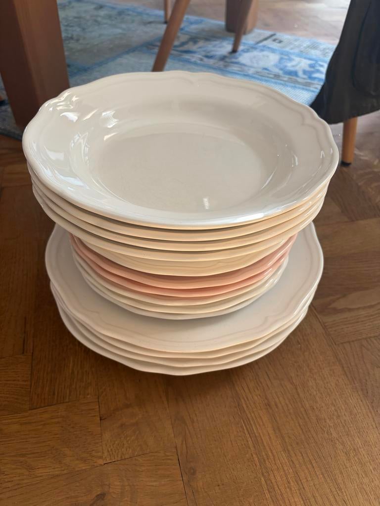 Ikea borden set - 4 grote, 4 diepe, 6 kleine - Nieuwstaat, Keramiek, Nieuw, Ophalen of Verzenden, Bord(en)