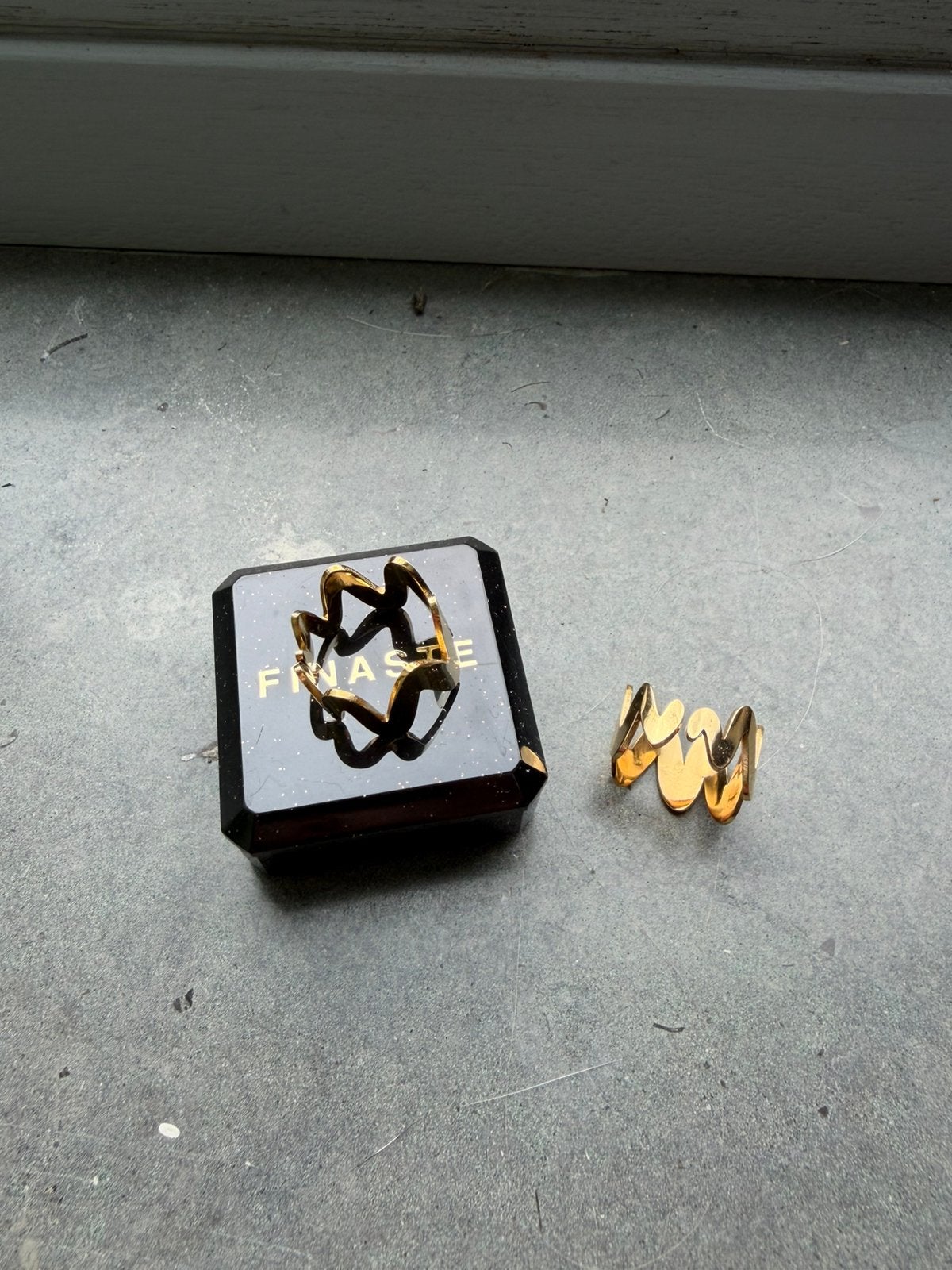 Twee nieuwe ringen met golf patroon Finaste verstelbaar goud, Nieuw, Ophalen of Verzenden, Dame, Goud