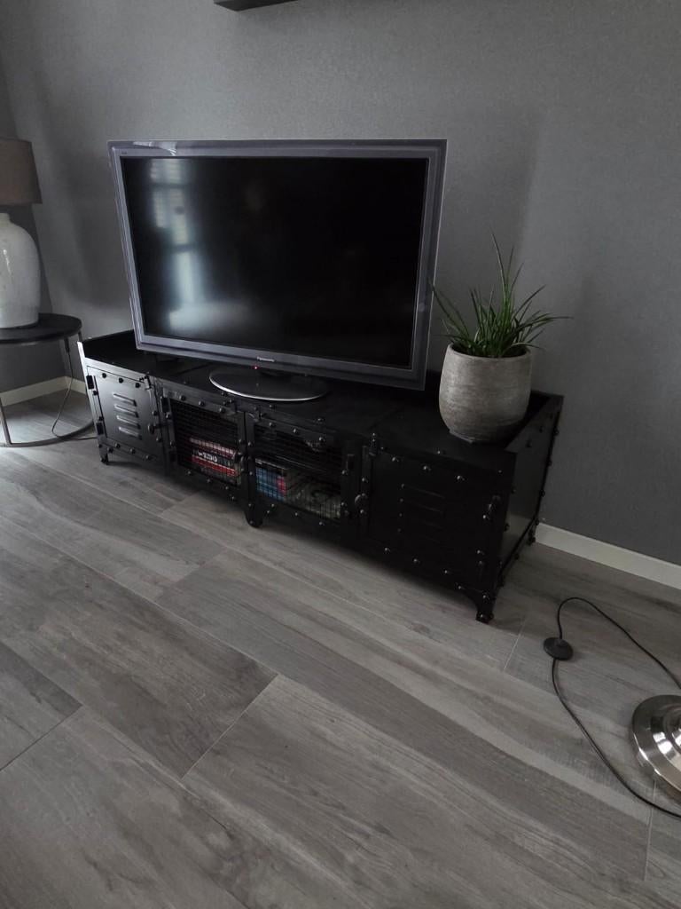 Zwart gespoten en gelaste metalen Tv kast type Blast, Ophalen, 150 tot 200 cm, Zo goed als nieuw, Minder dan 100 cm