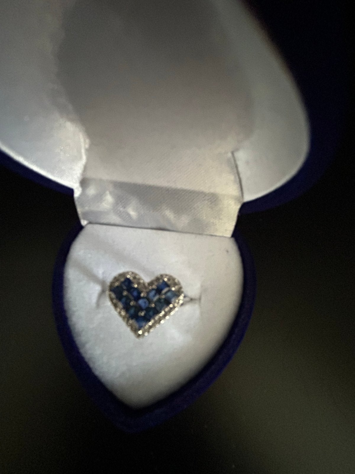 Hartvormige ring met saffier en kleine steentjes, Blauw, Ophalen of Verzenden, Zo goed als nieuw, 17 tot 18