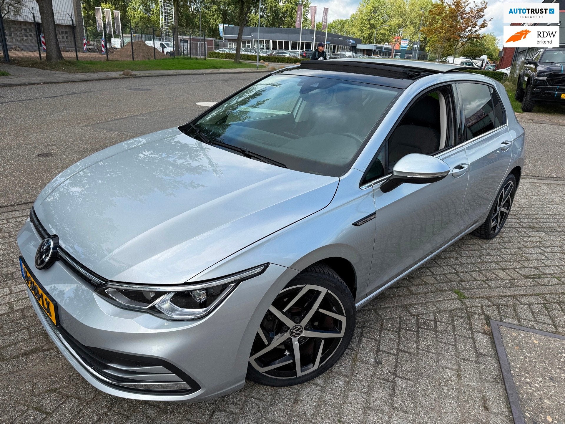 Volkswagen Golf 1.5 eTSI HYBRID R-Line iQ-LED VIRTUAL PANO A, Auto's, 4 cilinders, Met garantie (alle), Alcantara, Bedrijf