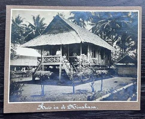 Kabinetfoto Huis in de Minahasa met haar bewoners, Foto, Zo goed als nieuw, Voor 1940, Buitenland