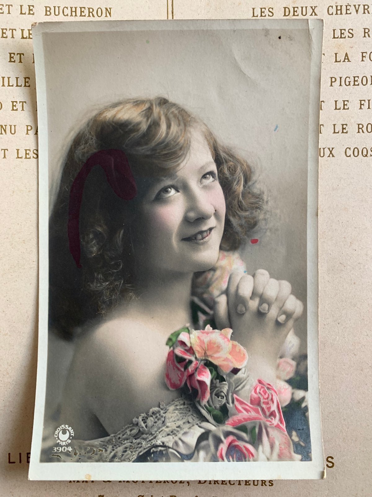 30-1-1916 Biddend meisje met rozen - van een militair? (VB), Verzamelen, Ansichtkaarten | Themakaarten, Ophalen of Verzenden, Voor 1920