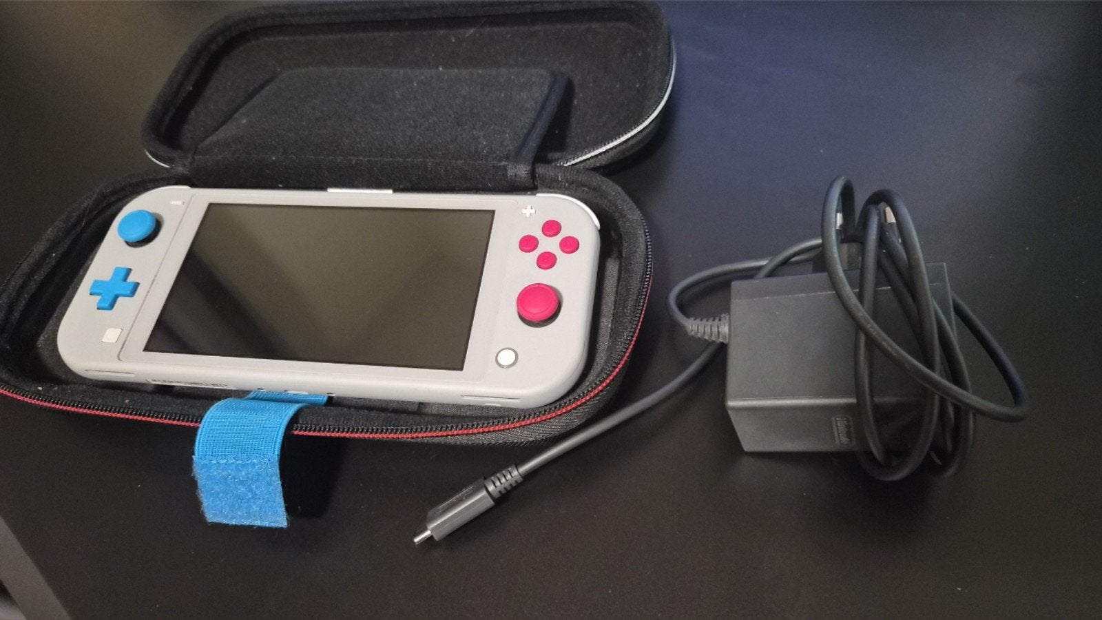 Nintendo Switch Lite Sword & Shield Editie + Hoes, Spelcomputers en Games, Spelcomputers | Nintendo Switch Lite, Zo goed als nieuw