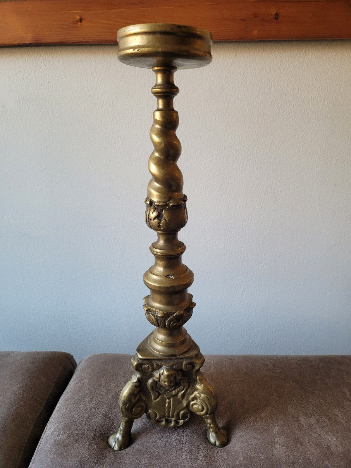 Antieke bronzen kandelaar met gedraaide stam en cherubijn, Ophalen, Koper of Brons