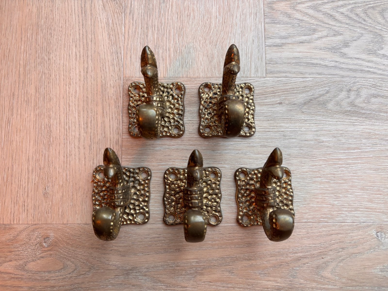 5 vintage messing kapstokhaken met schroeven, Huis en Inrichting, Overige materialen, Gebruikt, Wandhaken, Ophalen of Verzenden