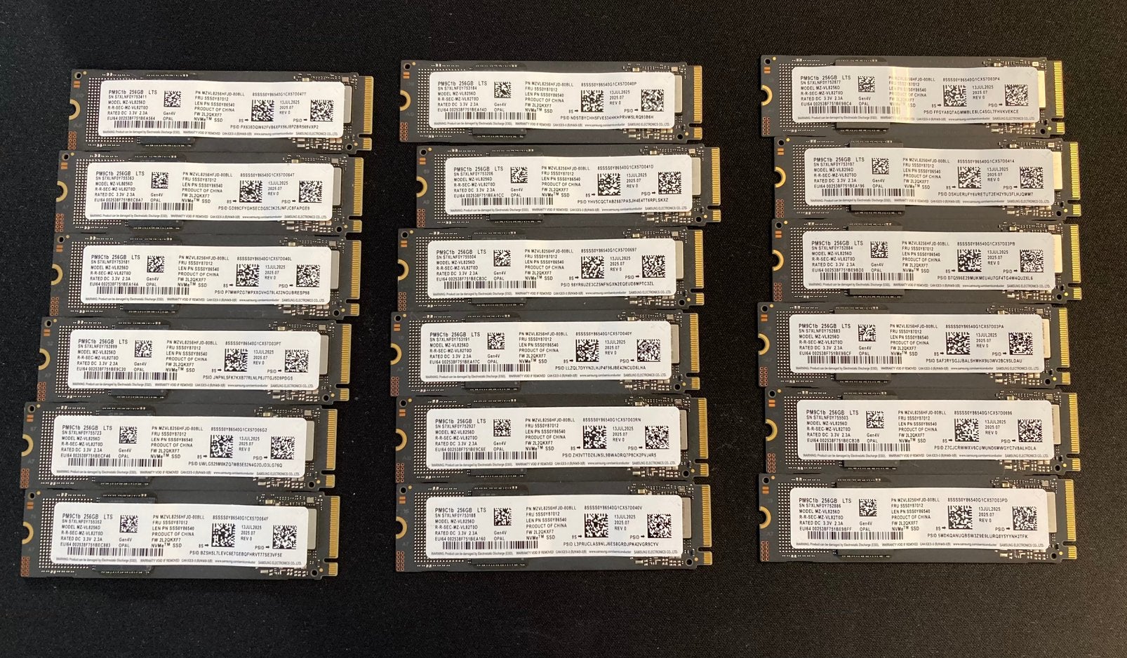 18x 256 GB Samsung NVMe (Nieuw)