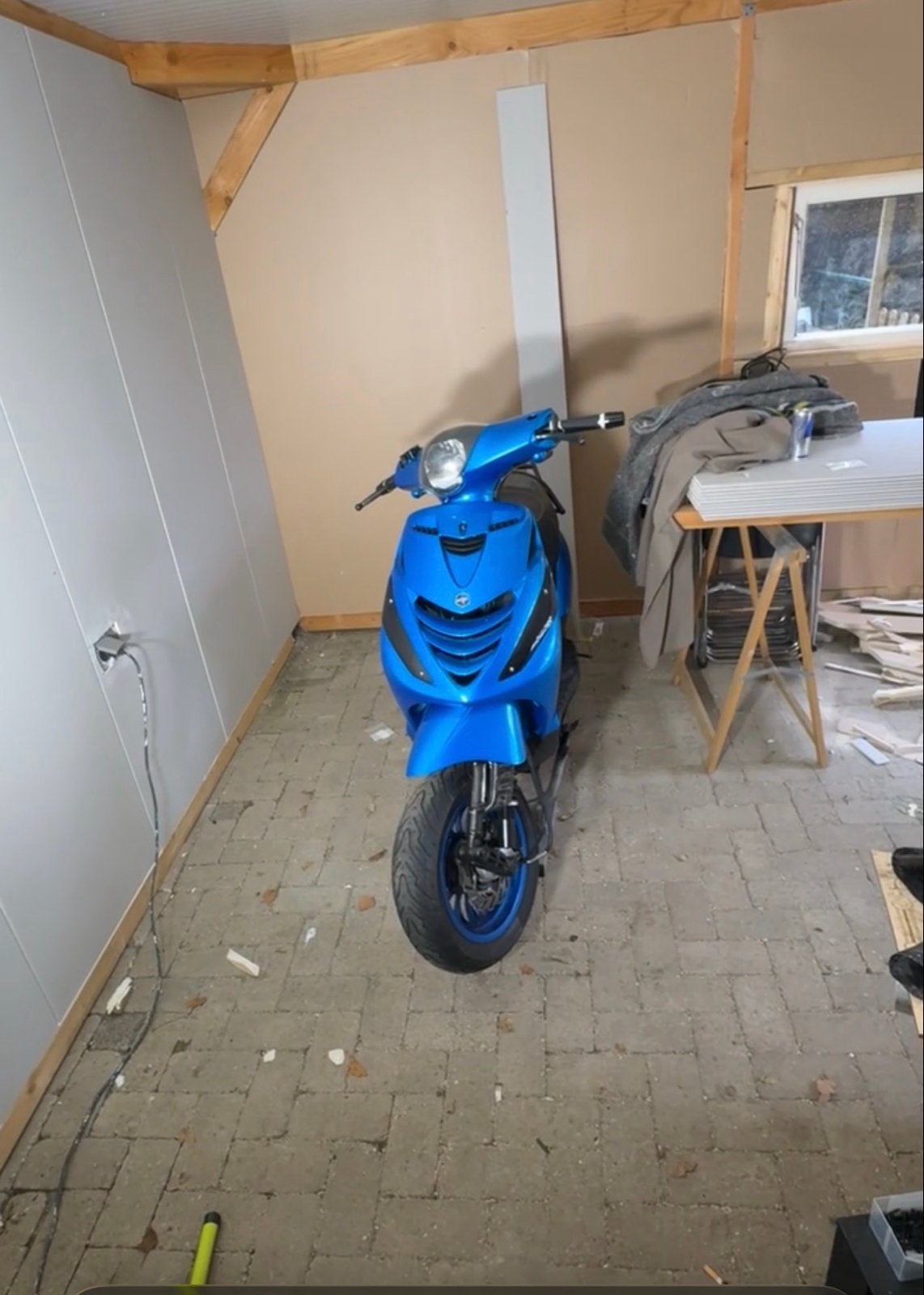Zip 125 cc op geldig brom kenteken - Zeer goede staat, Fietsen en Brommers, Ophalen, Maximaal 45 km/u, Zip, Zo goed als nieuw
