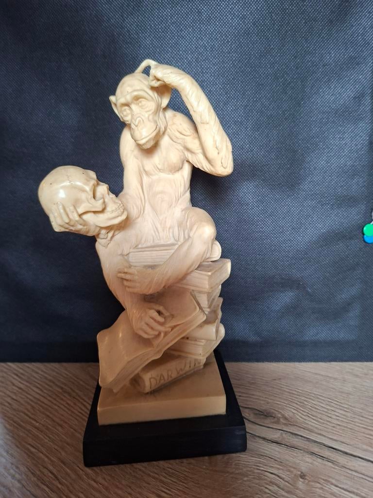 A. Santini "Darwin's Philosophizing Monkey" Beeldje, Antiek en Kunst, Ophalen of Verzenden, Zoogdier, 20 - 50 cm, Op sokkel