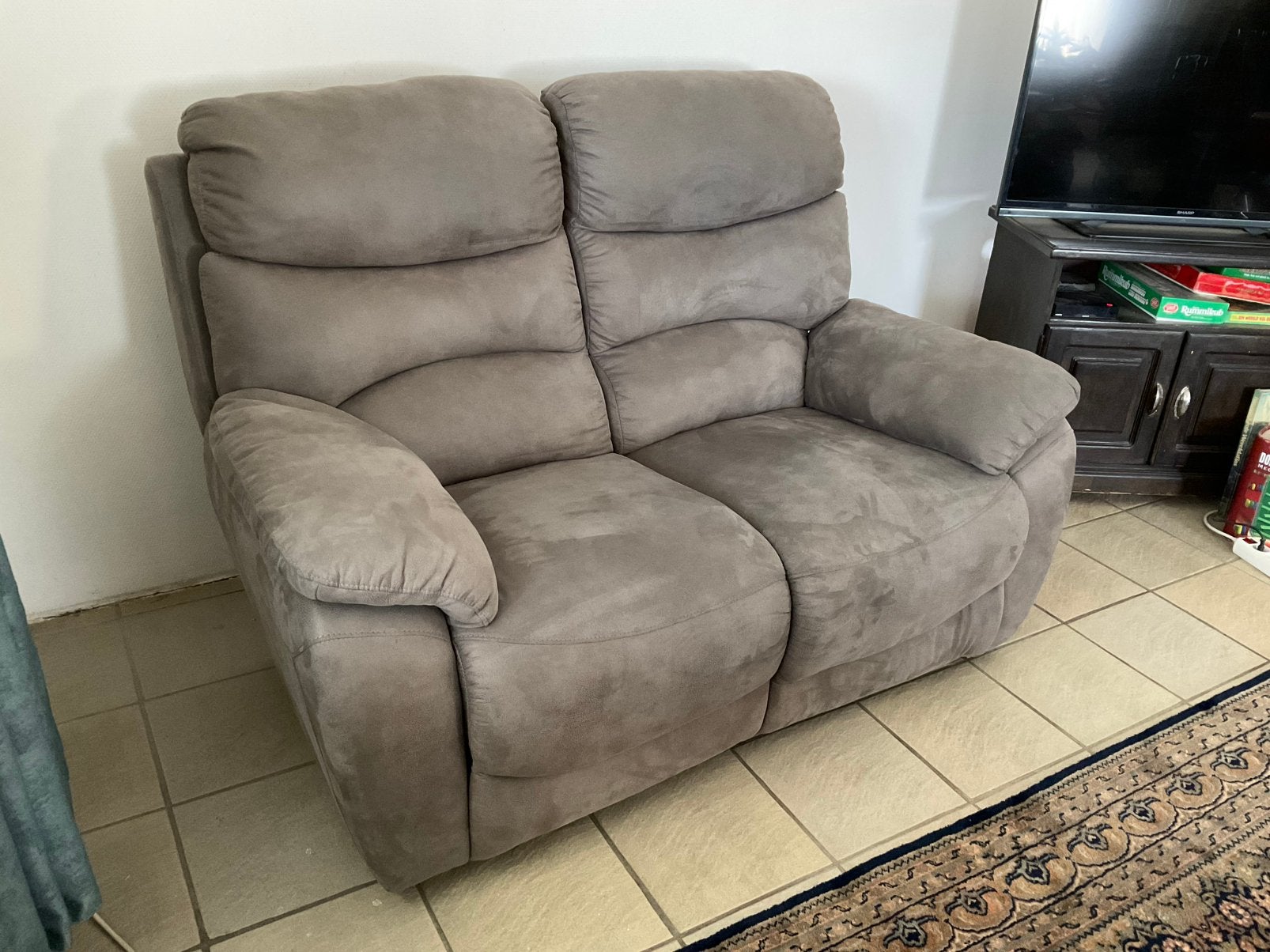 Muisgrijs tweezitsbankje met relaxfunctie, Huis en Inrichting, Ophalen, Gebruikt, Stof