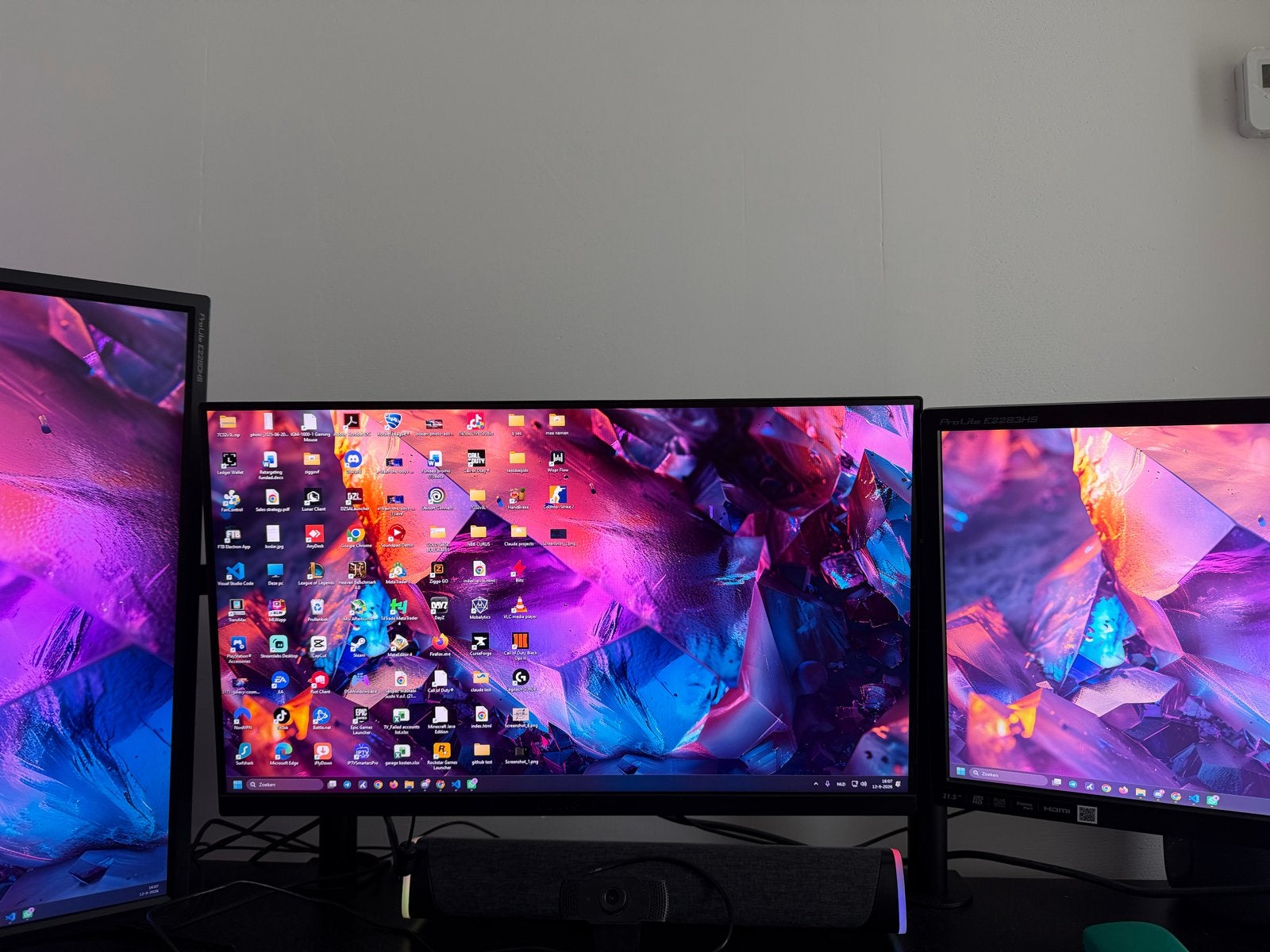 Foto 4 van Gaming PC + 3 schermen – RTX 3060 Ti |Ryzen 5|32GB RGB|HYTE