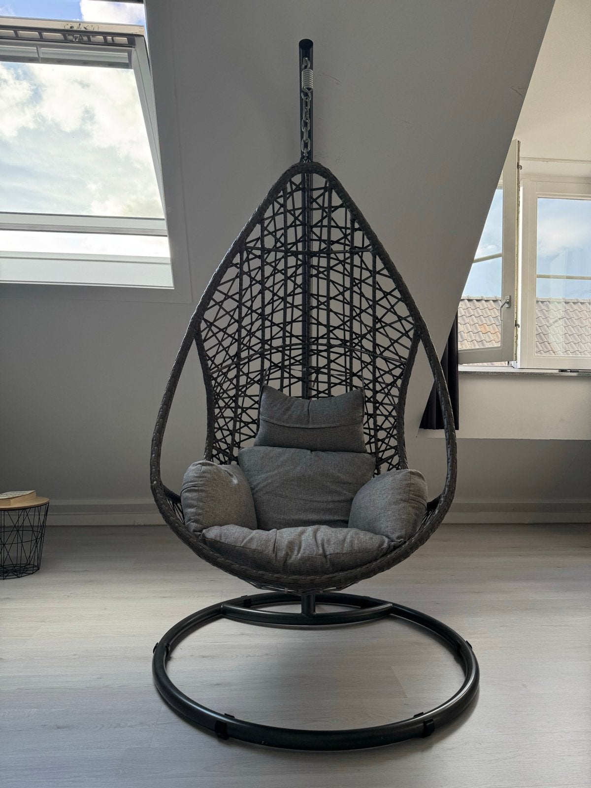 Comfortabele hangstoel met standaard en kussens, Huis en Inrichting, Ophalen, Kunststof, Bruin, Zo goed als nieuw