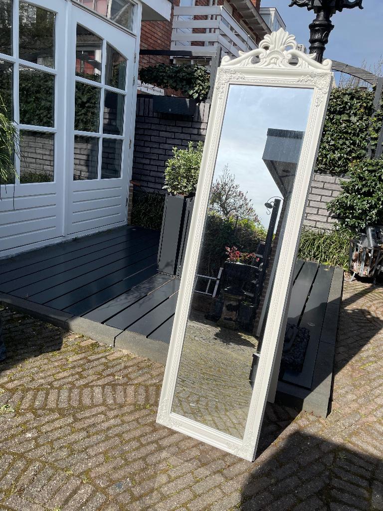 Witte staande spiegel met sierlijst - brocante barok stijl, Ophalen, Minder dan 50 cm, Zo goed als nieuw, 150 tot 200 cm