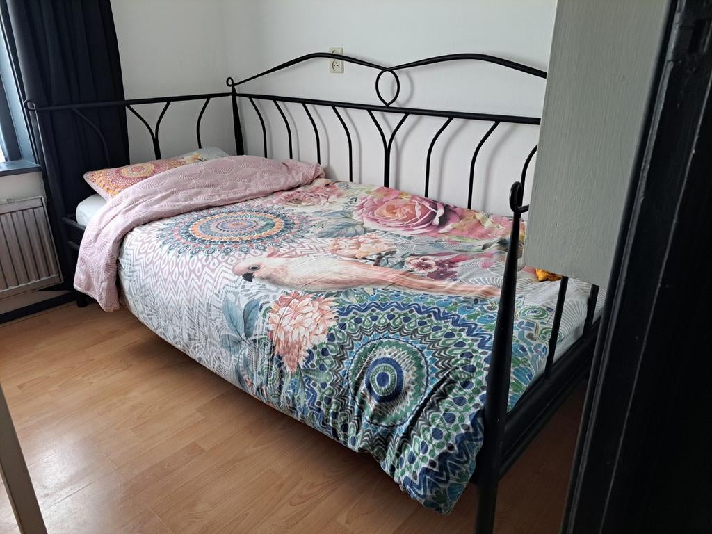 Zwart stalen eenpersoonsbed compleet, Huis en Inrichting, Ophalen, Gebruikt, 90 cm, Eenpersoons