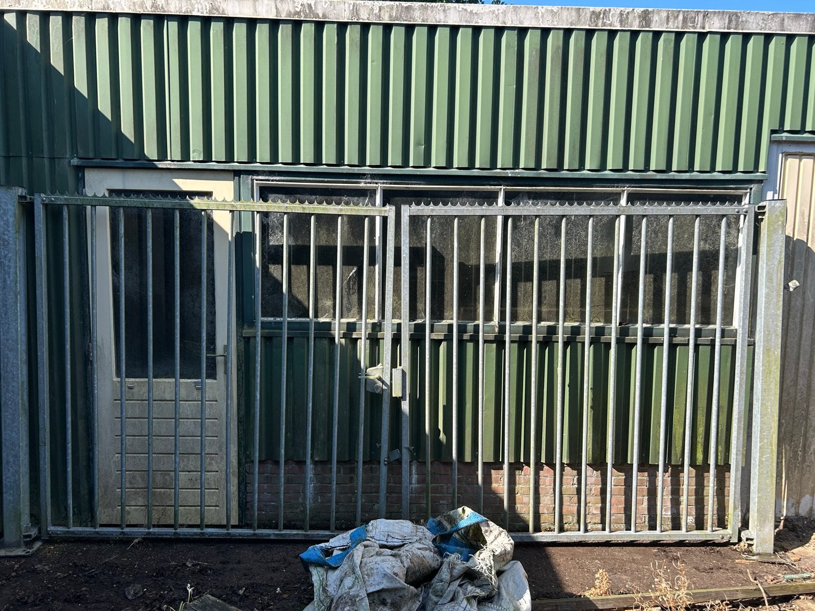 Metalen hekwerk met deur - Gebruikt, Tuin en Terras, Ophalen, Gebruikt, IJzer, Overige typen