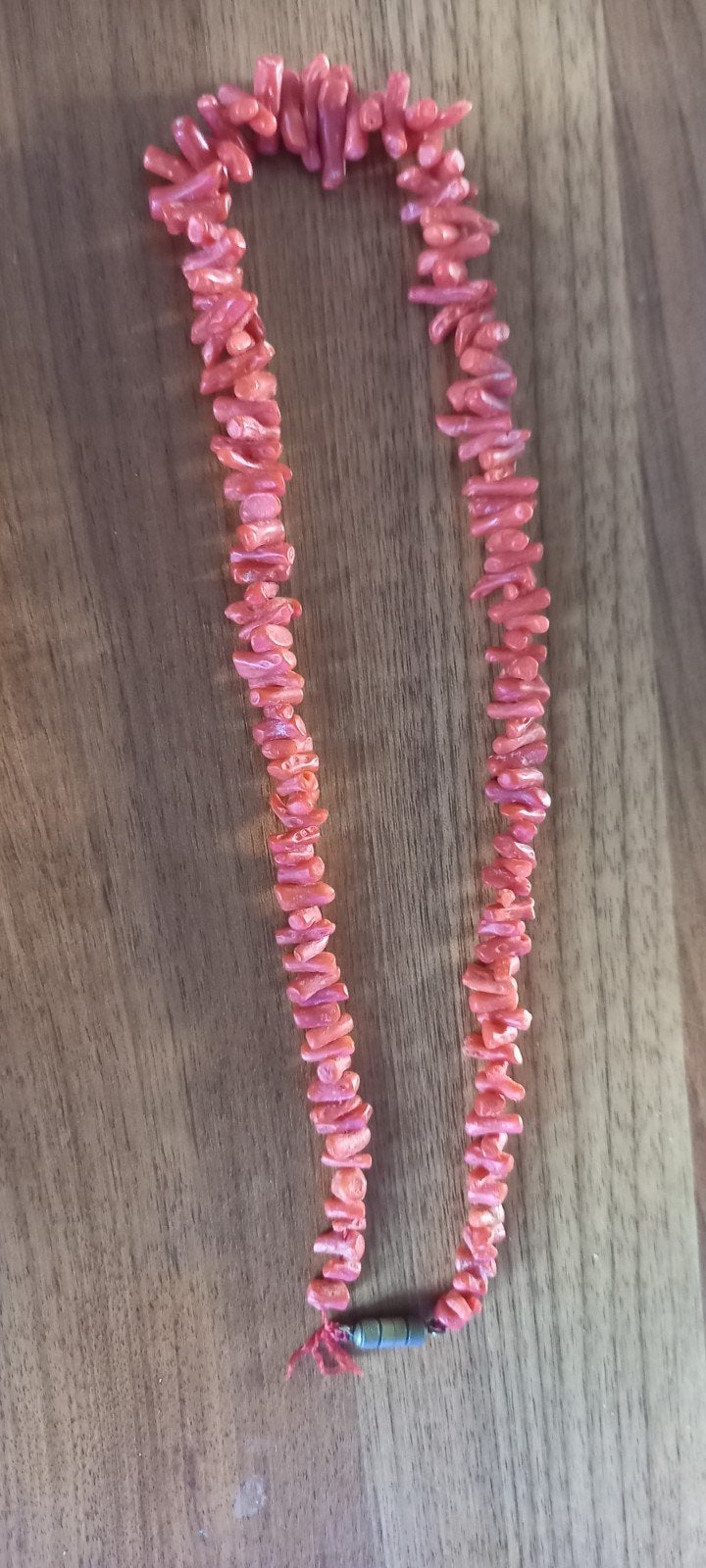 Bloedkoraal ketting, met koperkleurig metalen sluiting, Ophalen of Verzenden, Overige materialen, Ketting