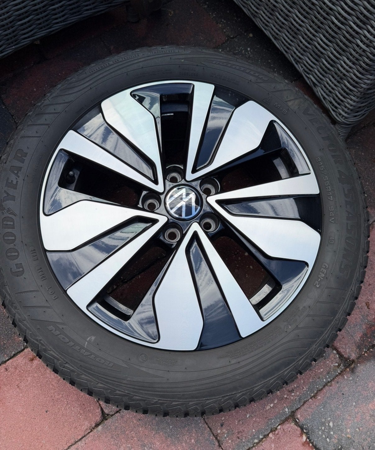 Volkswagen 17 inch velgen met Goodyear All Season banden, Ophalen, Banden en Velgen, 17 inch, All Season