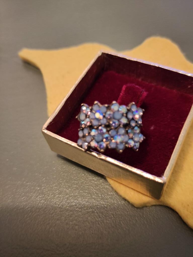 Ring, Michal Negrin, vergrijsd lavendel blauw, Sieraden, Tassen en Uiterlijk, Overige materialen, Met strass, Nieuw, 17 tot 18