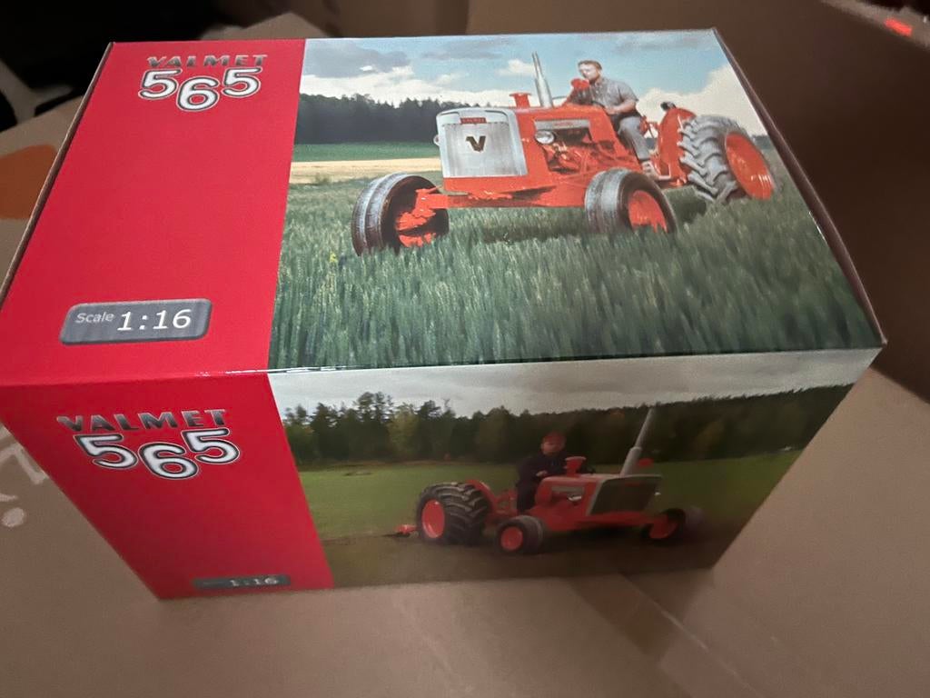 Valmet 565 1:32 Universal Hobbies, Ophalen of Verzenden, Nieuw, Tractor of Landbouw, Universal Hobbies
