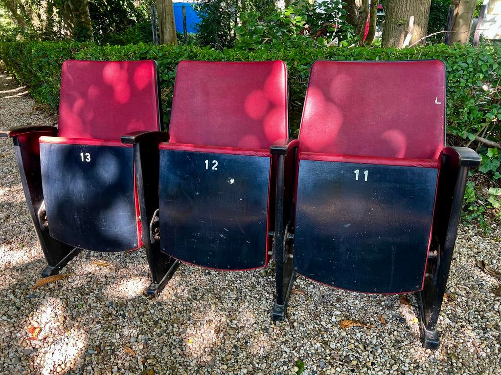 Bioscoopstoelen uit oud theater van hout en rood leer, Ophalen, Drie, Zo goed als nieuw, Leer