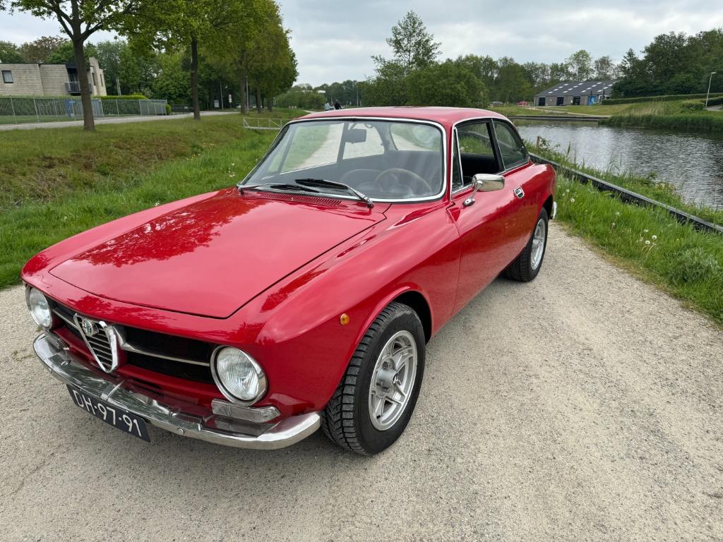 Alfa Romeo 1300 1.3 GT 1969  taxatie  rapport 42500,-, Achterwielaandrijving, Zwart, Leder, Handgeschakeld