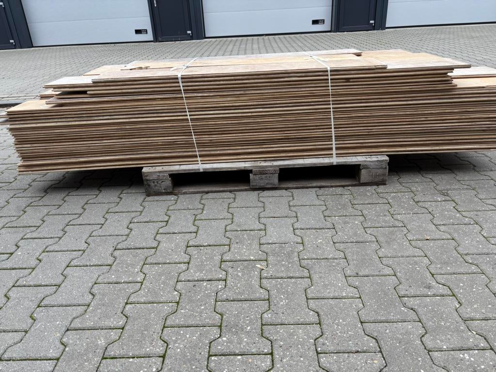 41 m2 eiken multivloer . 22 cm breed 16 mm dik toplaag 5 mm, Gebruikt, 2e hands product geen info bekend, 2e hands product geen info bekend