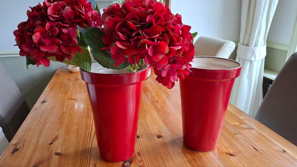 Zeer mooie rode vazen van keramiek., Huis en Inrichting, Woonaccessoires | Vazen, Zo goed als nieuw, Rood, Minder dan 50 cm, Aardewerk of Porselein
