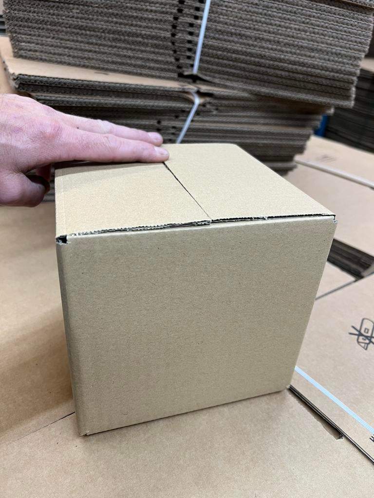 Dozen nieuwe golfkartonnen 16x16x15cm en 11x11x13cm, Ophalen