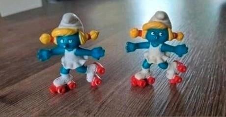 2x rolschaatsende Smurfin, Verzamelen, Smurfen, Ophalen of Verzenden, Gebruikt, Verschillende Smurfen