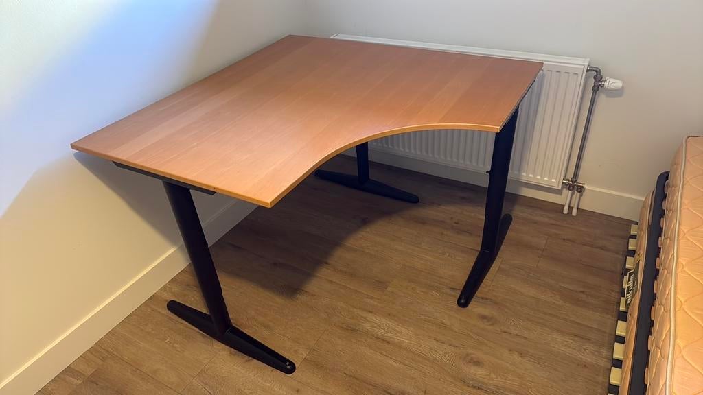 Effektiv hoekburo met 3 poten, Ophalen, In hoogte verstelbaar, Zo goed als nieuw