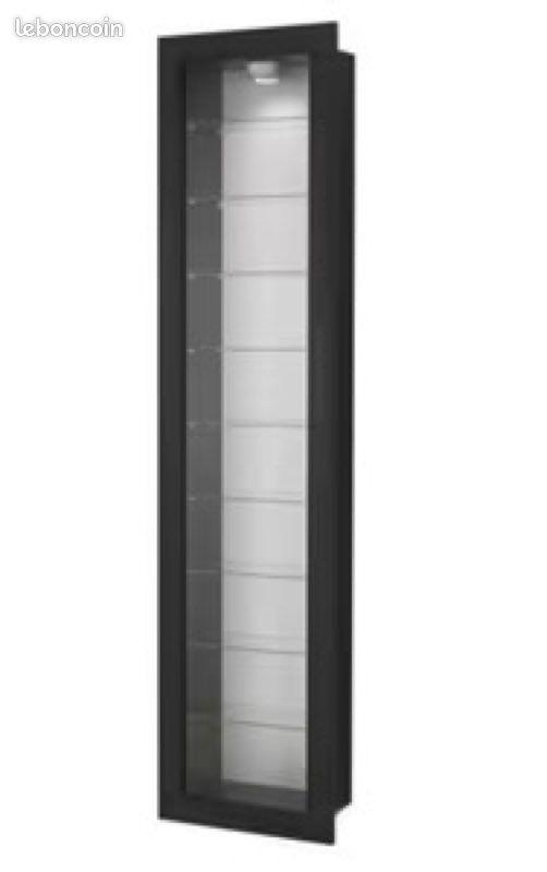 Gezocht:!! Zwarte Bertby Vitrinekast - Origineel!, Ophalen, Minder dan 50 cm, Gebruikt, Glas