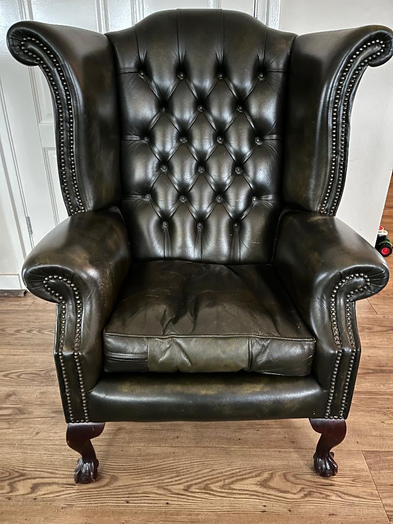 Luxe warm gekleurde Zwart leren Chesterfield fauteuil, Huis en Inrichting, Fauteuils, Ophalen, Minder dan 75 cm, Leer, Zo goed als nieuw