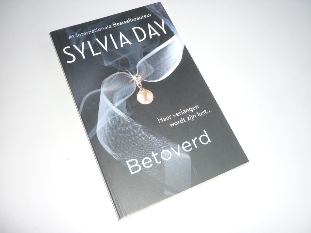 (Erotisch) Sylvia Day: Betoverd, Ophalen of Verzenden, Zo goed als nieuw