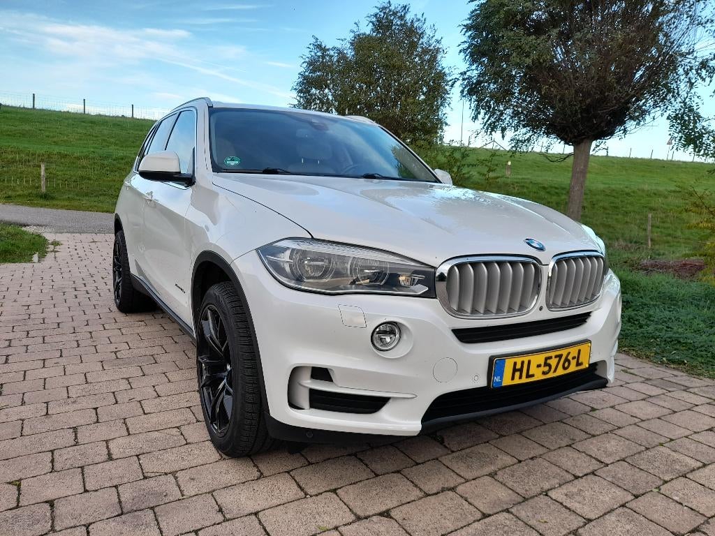 BMW X5 Xdrive 40E Plug-in Hybr Aut8 2015 Wit, Auto's, BMW, 4 cilinders, USB, Wit, 147 €/maand