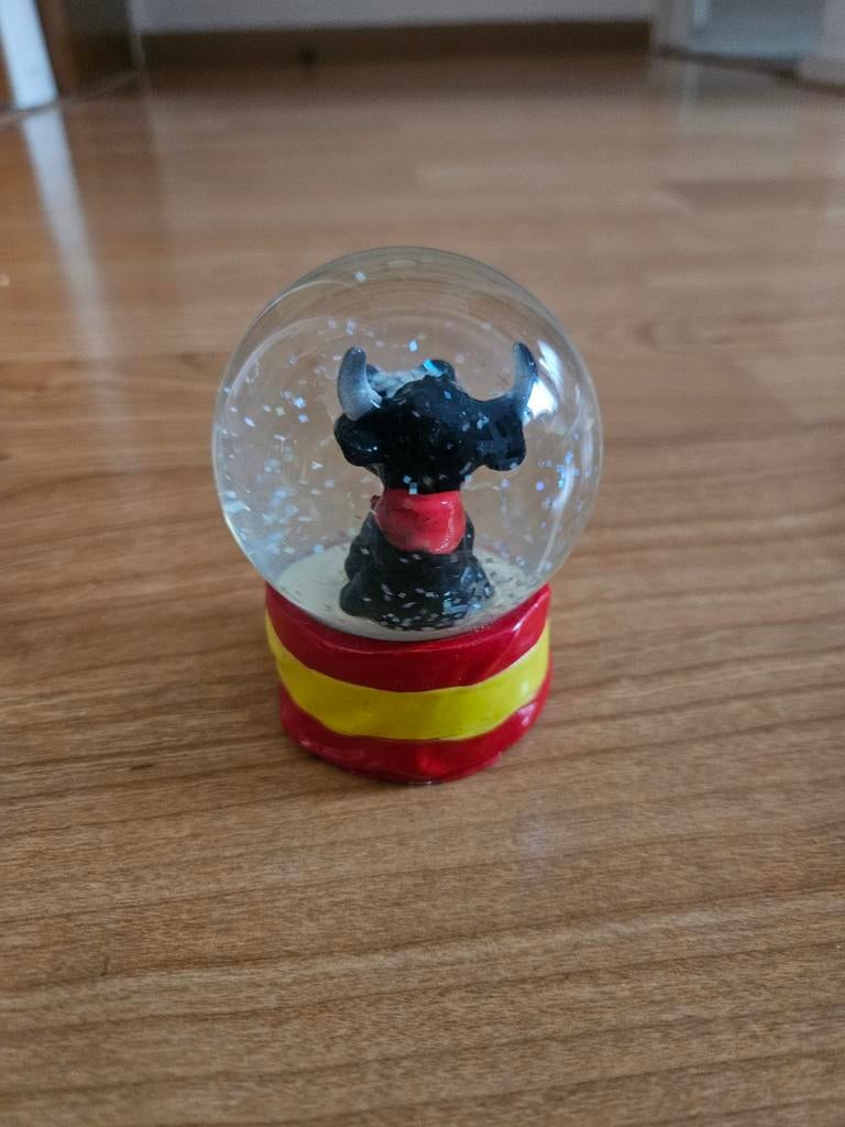 Stier in glazen bol - souvenir, Ophalen of Verzenden, Zo goed als nieuw
