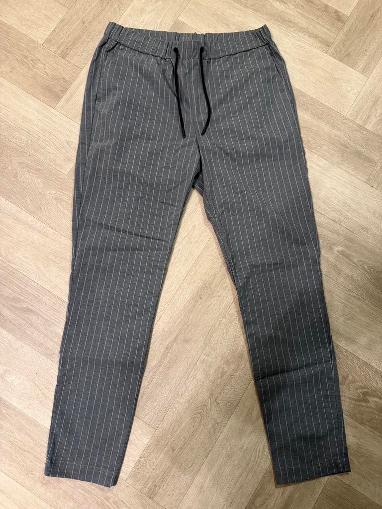 Distrikt pantalon donkergrijs heren maat 31, Kleding | Heren, Verzenden, Zo goed als nieuw, Grijs