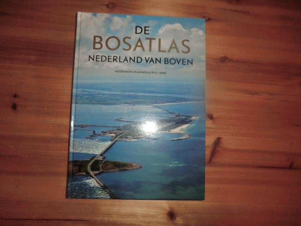 Bosatlas Nederland van Boven – luchtfoto’s & kaarten, Gelezen, Bosatlas, Ophalen of Verzenden, 1800 tot 2000