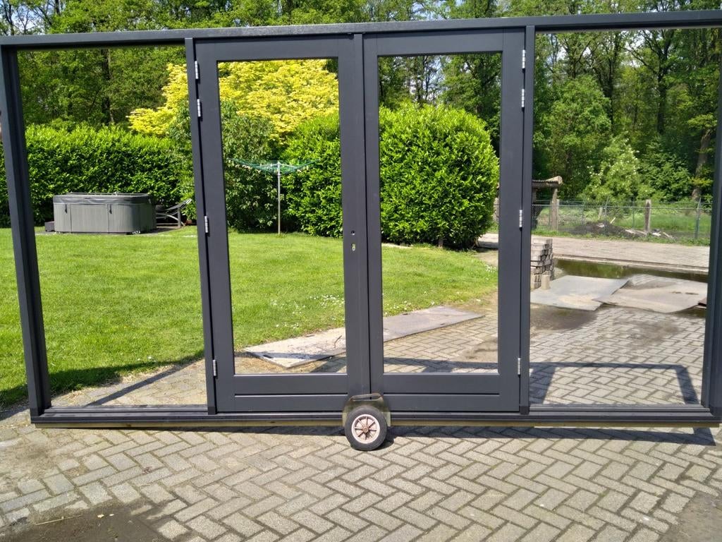 Hardhout kozijn met dubbele tuindeuren en zijlichten