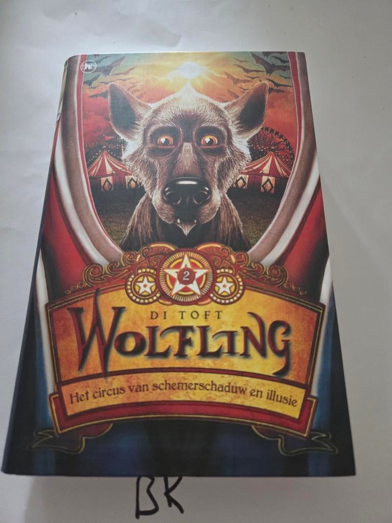 Wolfling - Het circus van schemerschaduw en illusie, Boeken, Ophalen of Verzenden, Gelezen, Di Toft