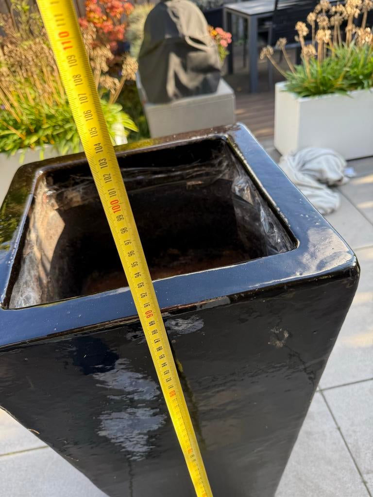 Hoge zwarte plantenbak, Tuin en Terras, Bloembakken en Plantenbakken, Ophalen, Gebruikt, Vierkant, Overige materialen