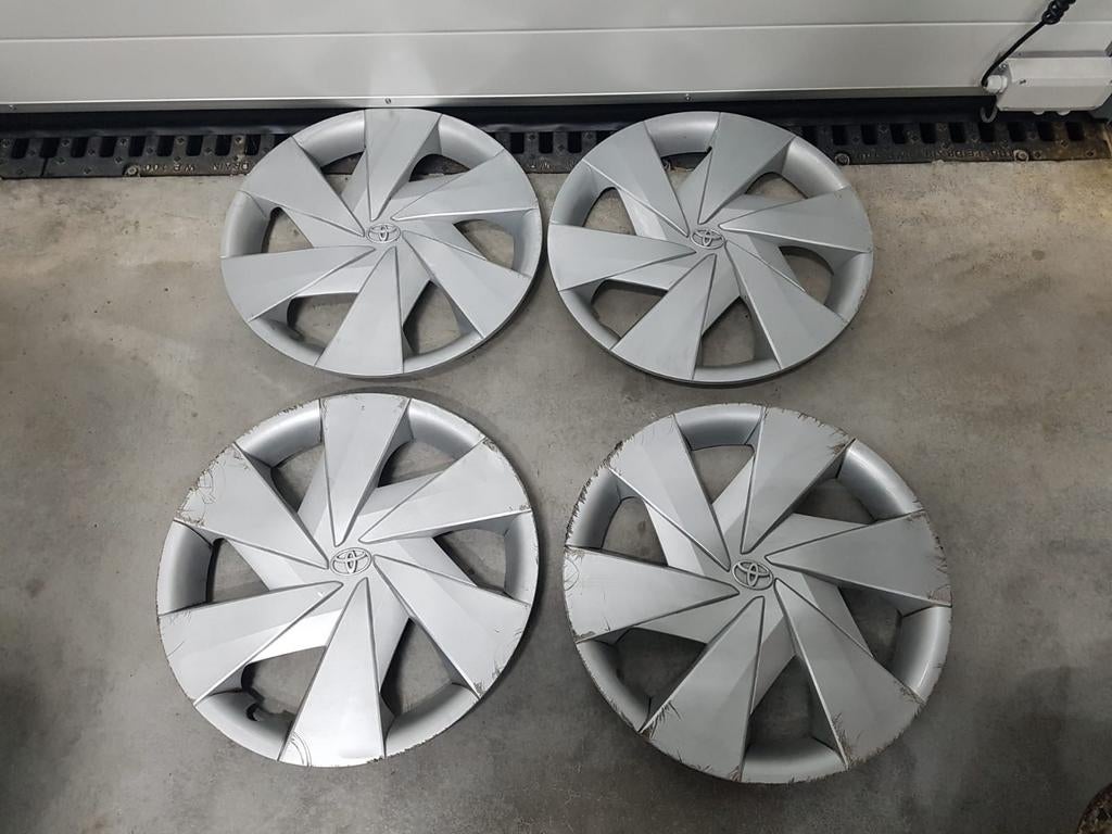 Orig. Toyota Aygo X-play wieldoppen. 15inch. 4-stuks, Auto diversen, Wieldoppen, Ophalen of Verzenden, Gebruikt