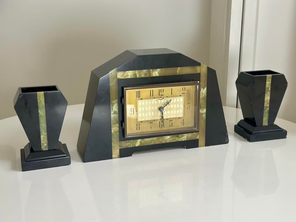 Art Deco Schouwklok Marmer en Onyx met zijgarnituren, Ophalen of Verzenden