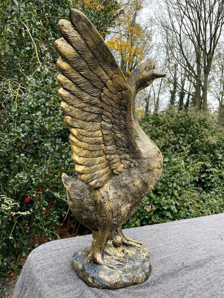 VERKOCHT Gans met ei antiekgoud beeld tuin  zwembad, Ophalen, Nieuw, Kunststof, Dierenbeeld
