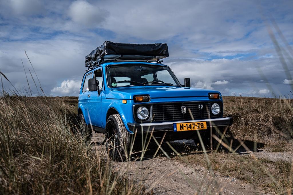 Huur een Lada Niva 4 x 4 met daktent.  Offroad vakantie auto, Met chauffeur, Personenauto