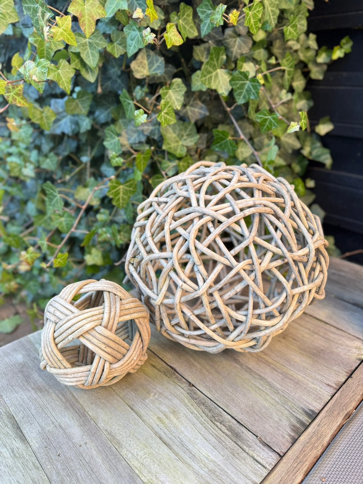 Twee rieten ballen - accessoires voor in de tuin., Ophalen of Verzenden, Zo goed als nieuw, Ornament, Rotan