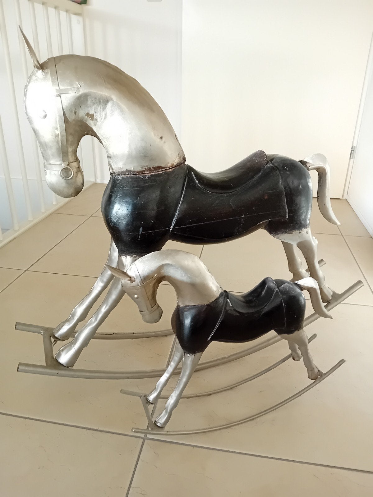 Set van 2 metalen schommelpaarden, zilver en zwart, Ophalen